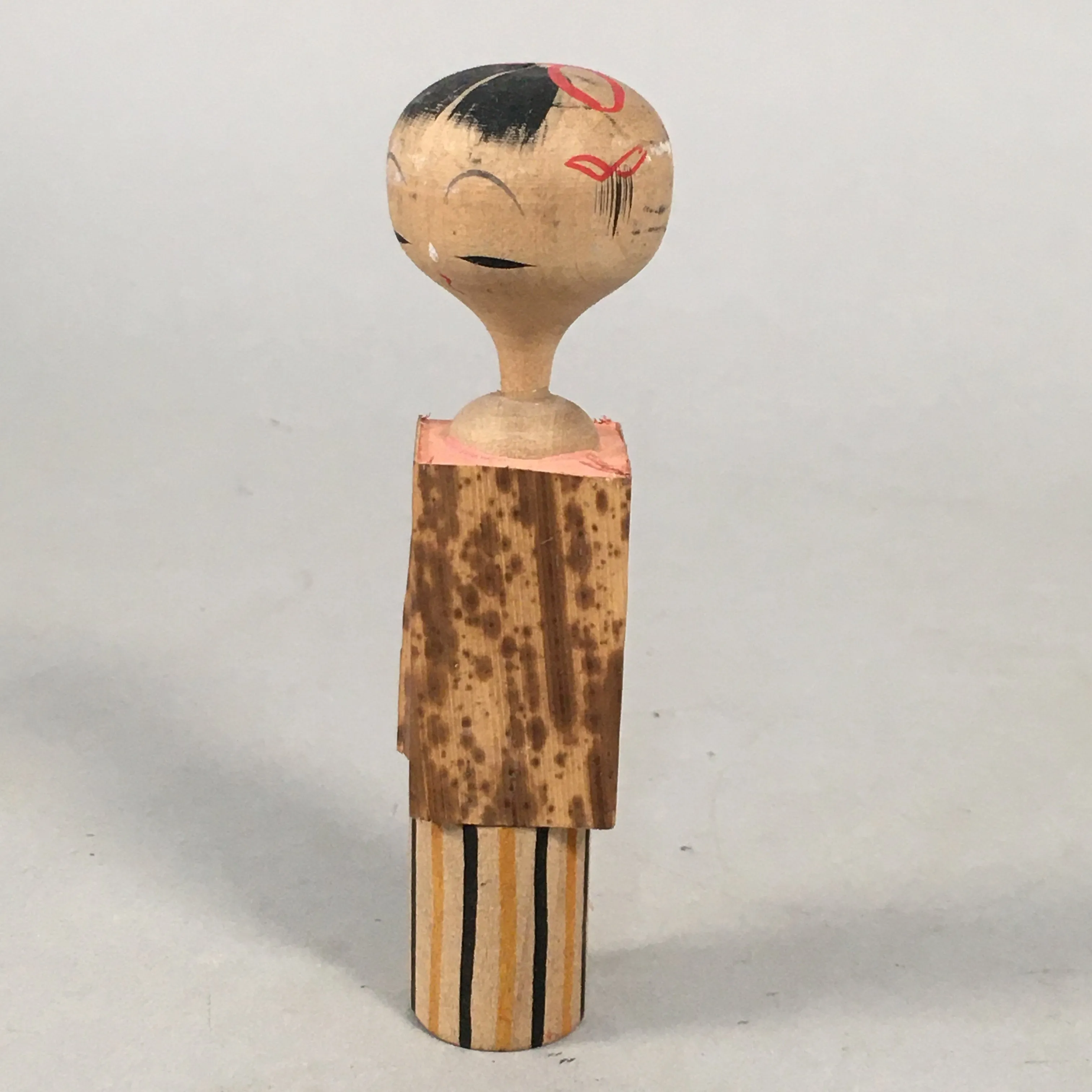 Japanese Kokeshi Doll Vtg Wooden Figurine Girl Red Ribbon Bamboo Peel KF450