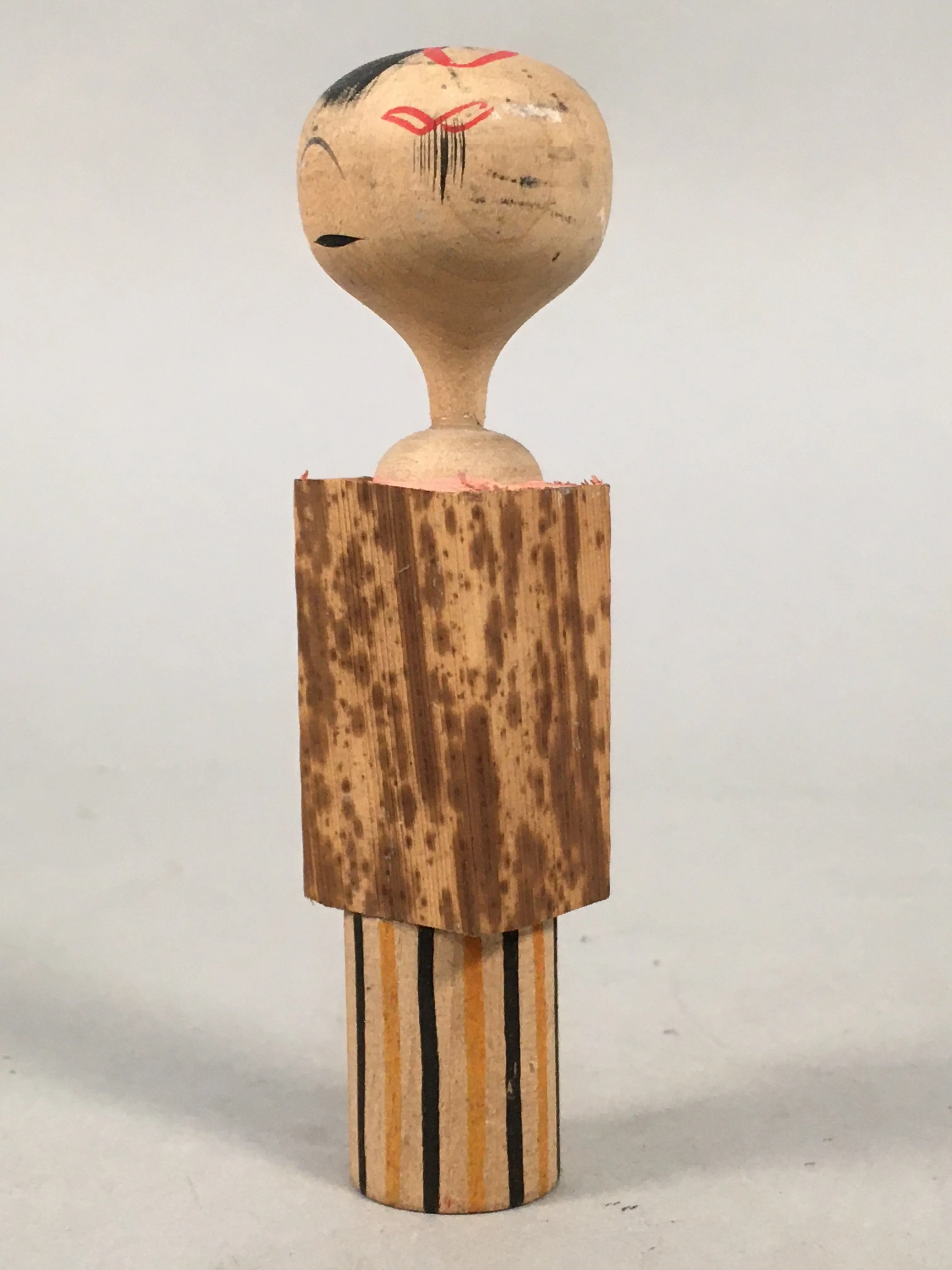 Japanese Kokeshi Doll Vtg Wooden Figurine Girl Red Ribbon Bamboo Peel KF450